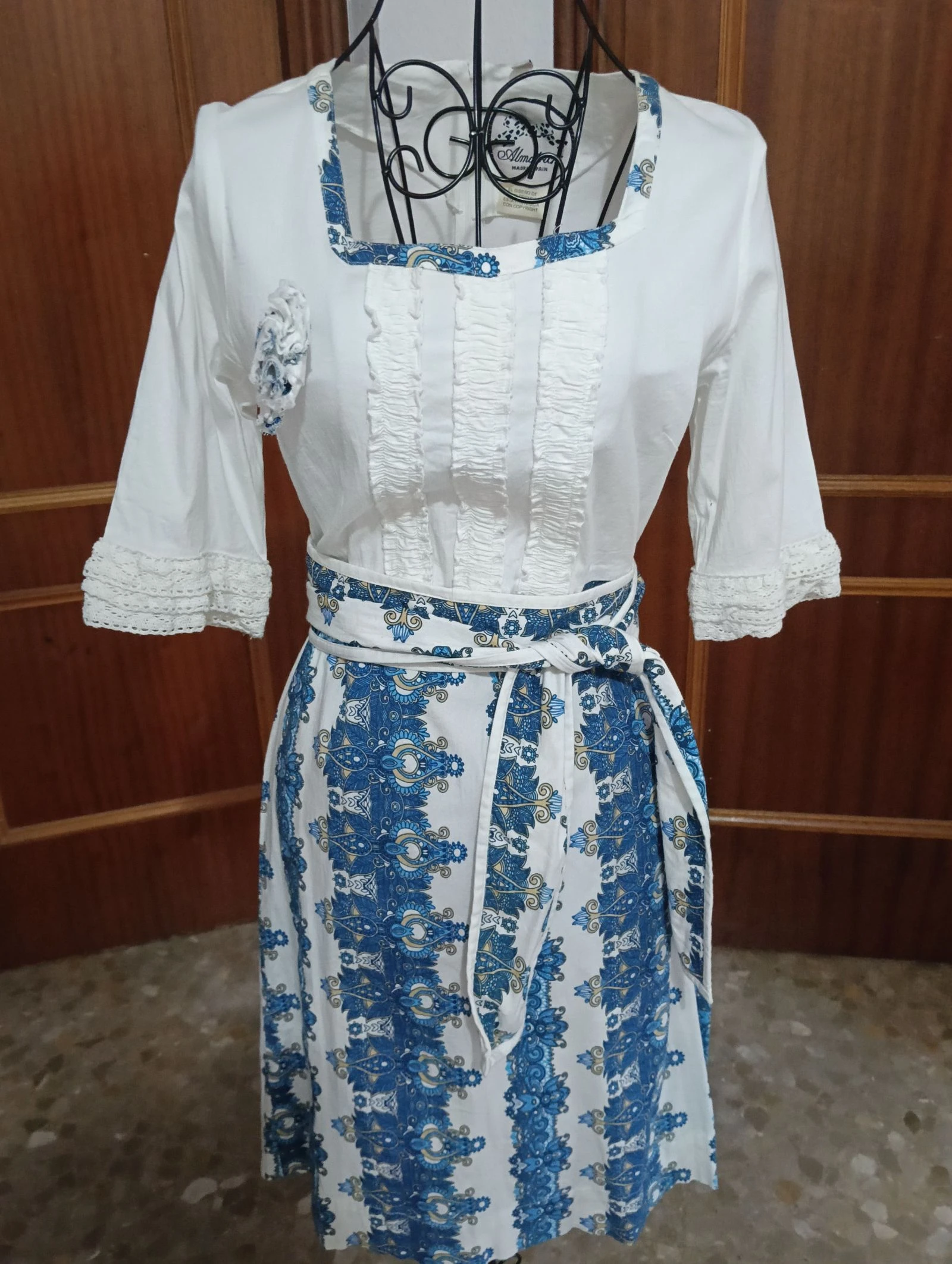 Witte blousejurk met kant, bedrukte rok en bijpassende riem – photo 2